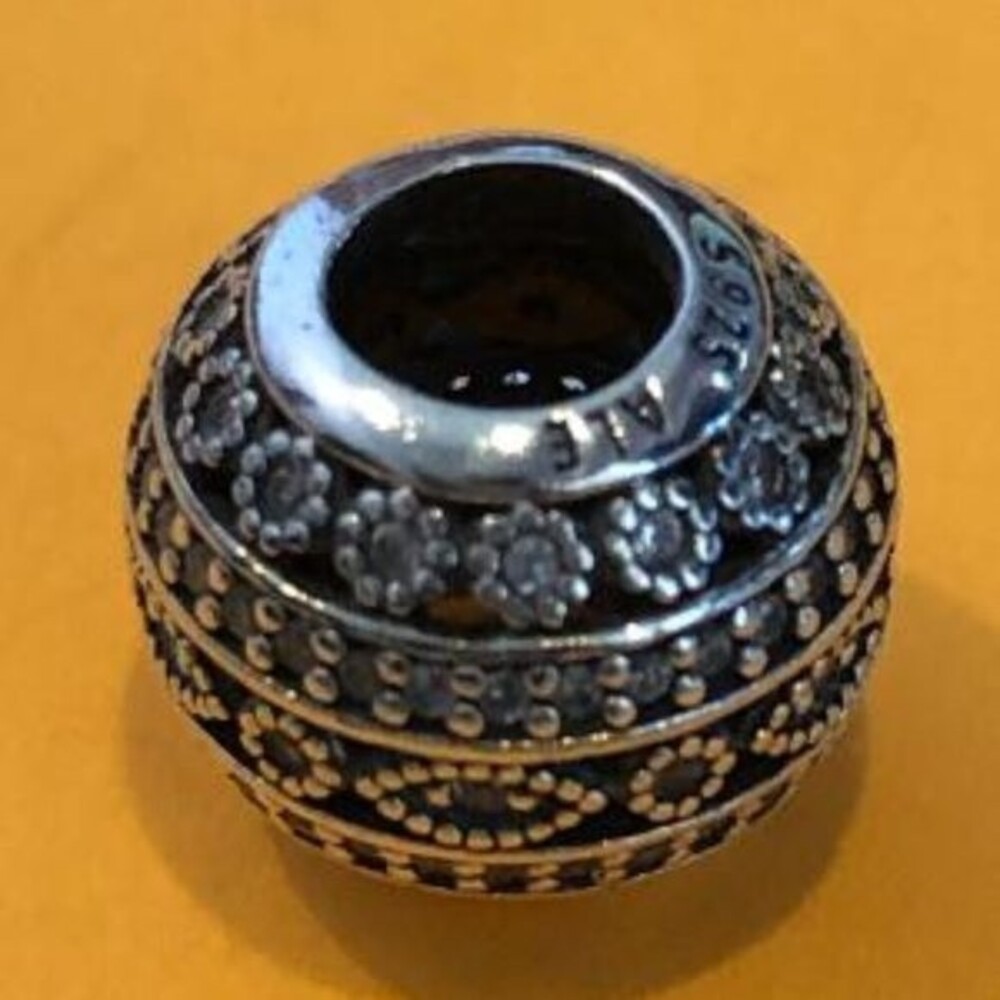 PANDORA GLITTERING SHAPES CHARM